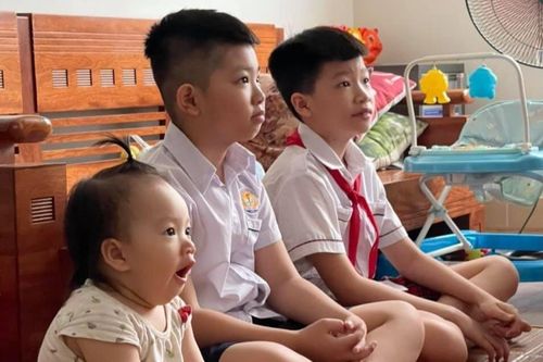 Phụ huynh chia sẻ hình ảnh hài hước khi trẻ dự khai giảng ở nhà