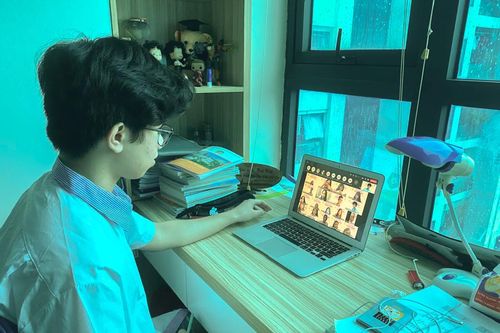 Muôn sắc màu khai giảng trực tuyến tại nhà của thầy cô và học sinh Hà Nội
