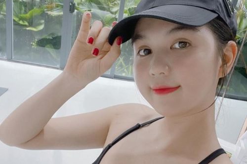 Từng bị chê 'lép', Ngọc Trinh khoe vòng 1 đẫy đà khi 'sổ sữa'