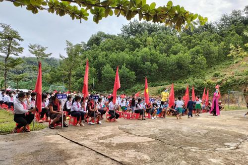 Học sinh dân tộc ở Quảng Nam mặc đồ truyền thống đi dự Lễ khai giảng