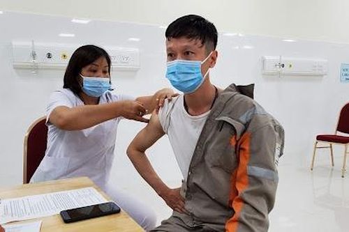 Nên có 'cơ chế riêng' đối với người đã tiêm đủ 2 liều vắc-xin ngừa Covid-19