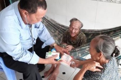 Chủ tịch nước truy tặng Huân chương Lao động cho 2 y bác sỹ tử vong vì chống dịch