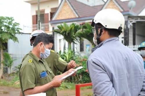 Đắk Lắk: Tạm đình chỉ chủ tịch và phó chủ tịch xã vì lơ là làm lây lan dịch bệnh