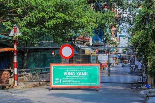 Cận cảnh chốt cứng tại các cây cầu hạn chế đi lại giữa vùng 'xanh, đỏ' ở Hà Nội