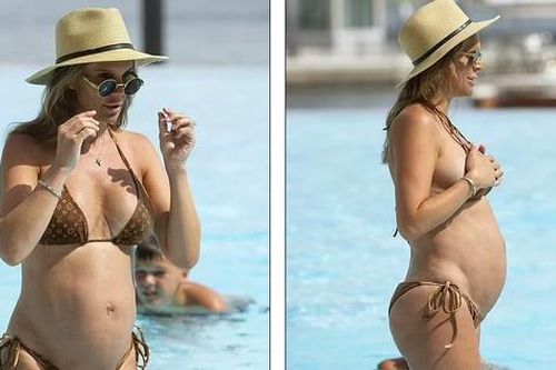 Cựu Hoa hậu Anh diện bikini khoe bụng bầu 'vượt mặt'