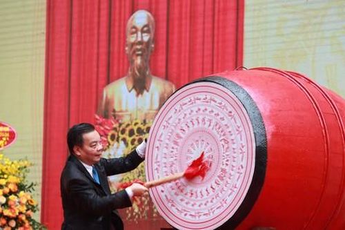 Lễ khai giảng vô cùng đặc biệt: Chào cờ qua tivi, tưởng niệm nạn nhân COVID-19