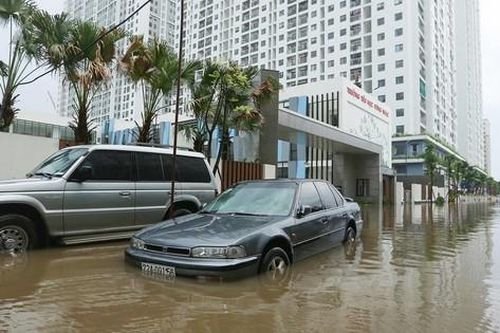 Mưa to, nhiều tuyến phố Hà Nội bị ngập