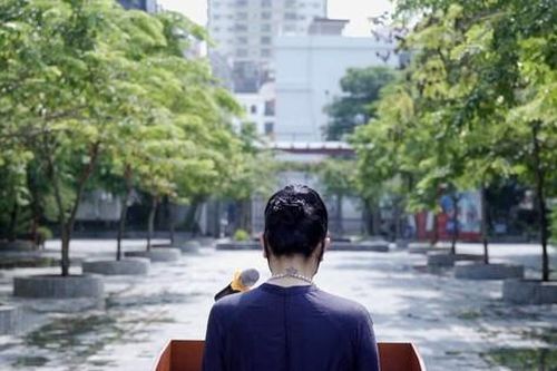 Xúc động hình ảnh cô giáo phát biểu khai giảng giữa sân trường không bóng người