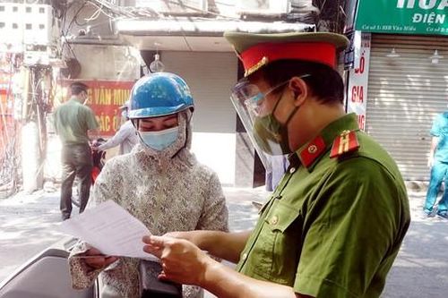 Công an Hà Nội đang nhận hồ sơ cấp giấy đi đường: Ưu tiên cán bộ, công chức