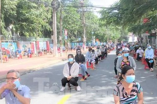 Dân Bình Dương háo hức đi tiêm vắc xin khi nghe tin 'ai đã tiêm được thông hành'