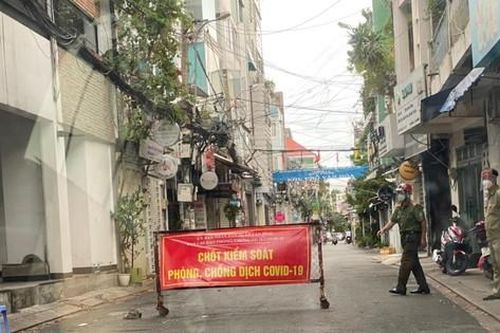 Bình Thuận phong tỏa hơn 7.100 hộ dân, nữ nhân viên y tế ở Quảng Nam mắc COVID-19