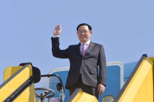 Chủ tịch Quốc hội đến Vienna, bắt đầu tham dự Hội nghị WCSP5