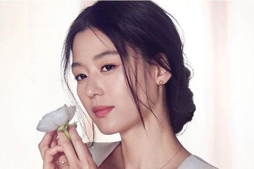 Sao Hàn có thu nhập khủng nhất năm 2021: 'Mợ chảnh' và Kim Soo Hyun so kè khốc liệt, Song Joong Ki thế mà đè bẹp Song Hye Kyo?