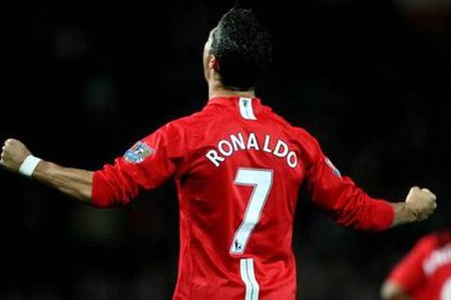 Doanh thu áo đấu của Ronaldo đạt 32,5 triệu bảng sau 12 giờ