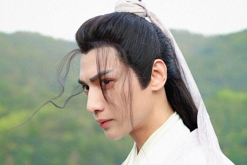 La Vân Hi ốm tong teo 'ngồi xe lăn' như bị quần áo nuốt chửng, còn đâu nam thần cổ trang vạn người mê