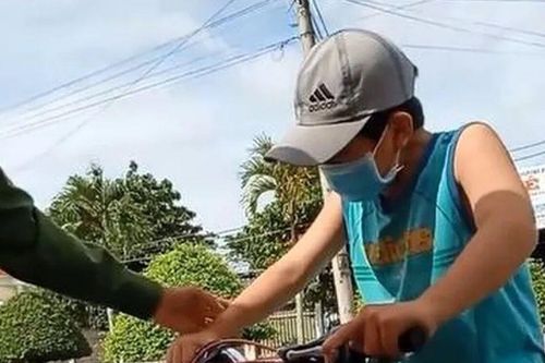 Sự thật ngỡ ngàng sau đoạn clip 'bé trai mất mẹ', nghẹn ngào khai báo với tổ công tác ở chốt kiểm dịch