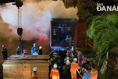 Dập tắt đám cháy trên xe chở hàng vào cửa hầm đường bộ Hải Vân
