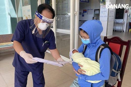Cứu kịp thời trẻ sơ sinh bị ngạt thở, mẹ là bệnh nhân Covid-19