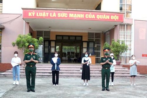 Bàn giao 233 công dân hoàn thành thời gian cách ly tập trung về địa phương