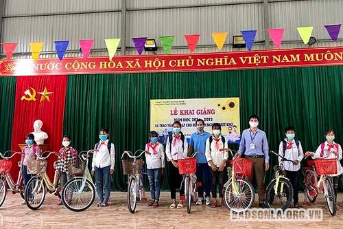 Thăm, tặng 10 xe đạp cho học sinh có hoàn cảnh khó khăn