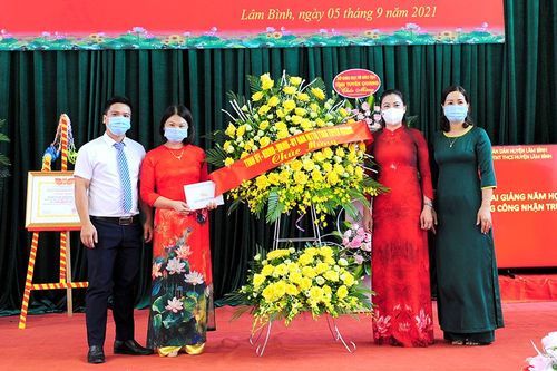 Đồng chí Lê Thị Kim Dung, Phó Bí thư Thường trực Tỉnh ủy, Chủ tịch HĐND tỉnh dự khai giảng tại trường Phổ thông Dân tộc nội trú - THCS huyện Lâm Bình