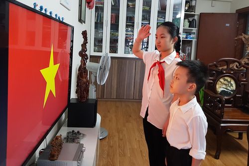 Học sinh Hà Nội đón năm học mới qua tivi