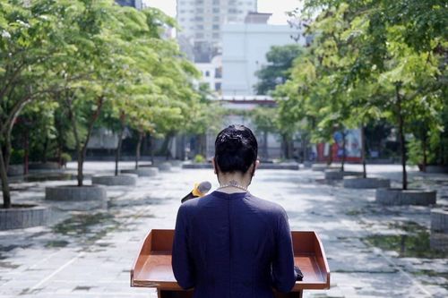 Xúc động hình ảnh cô hiệu phó đọc diễn văn ở lễ khai giảng không bóng học sinh