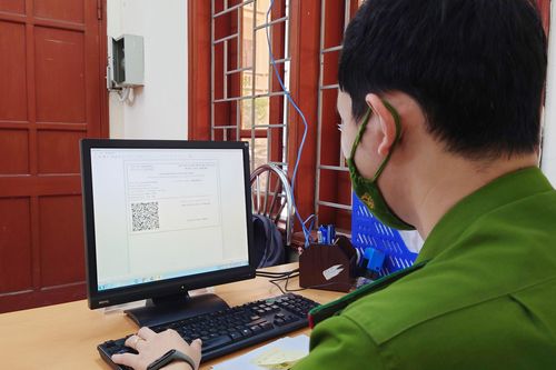 Thức xuyên đêm in giấy đi đường phục vụ người dân