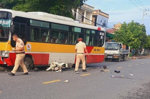 Va chạm với xe buýt, một học sinh tử vong tại Ninh Bình