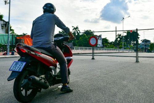 30 chốt chặn cứng ngăn người dân vào vùng dịch ở Hà Nội