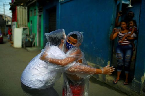Hình ảnh trẻ em trên thế giới đến trường mùa dịch