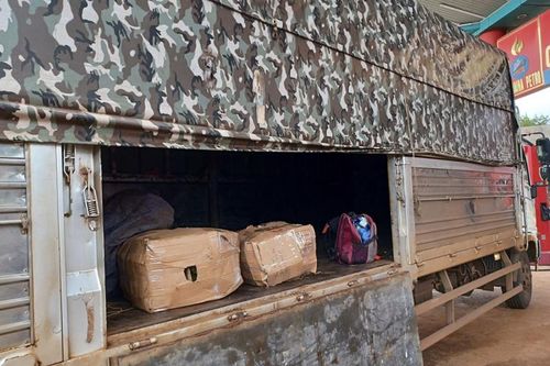 Tài xế xe 'luồng xanh' giấu người trong thùng