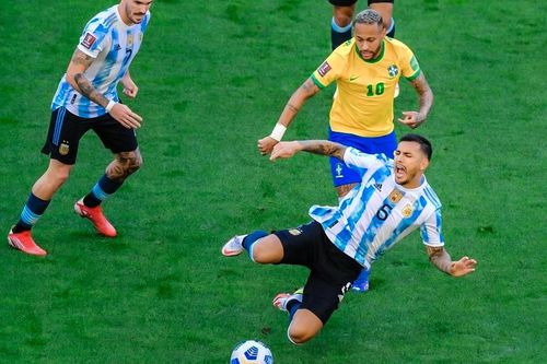 Neymar huých ngã đồng đội ở PSG