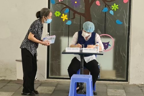 Đến tận chung cư ở TP.HCM tiêm vaccine cho người cao tuổi