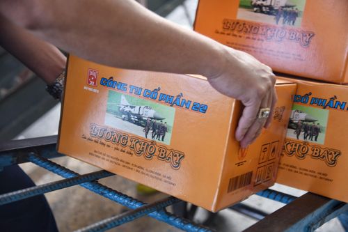 Quân đội chuyển 80 tấn lương khô, thịt hộp đến TP.HCM