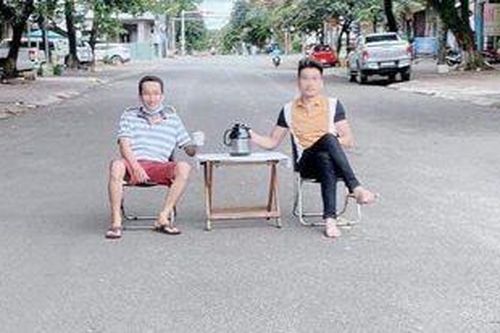 Mang bàn ghế ra ngồi giữa đường, 2 người đàn ông bị phạt 6 triệu đồng