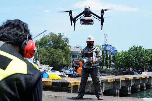 Giao đồ ăn cho bệnh nhân Covid-19 bằng drone ở Indonesia