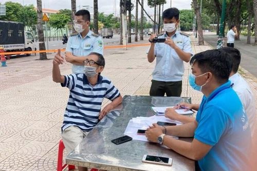 Cư dân phản ánh nhóm người tụ tập hút thuốc ở chung cư quận 7