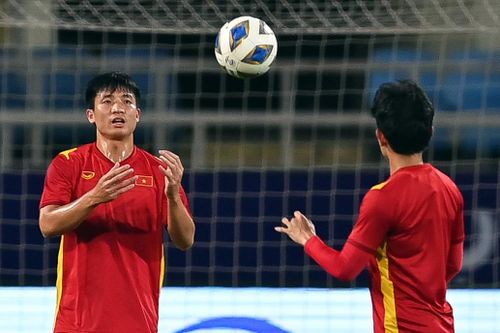 Hậu vệ Bùi Tiến Dũng tập kín cùng tuyển Việt Nam trên sân Mỹ Đình