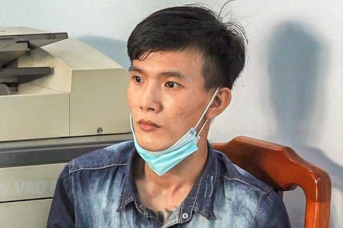 Lao xe vào công an tại chốt kiểm dịch