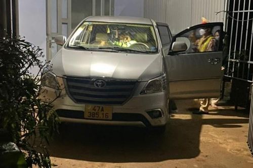 Sợ kiểm tra y tế, tài xế lái ôtô vượt chốt