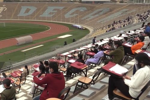 Sinh viên Peru thi đại học ở sân vận động do lo ngại Covid-19