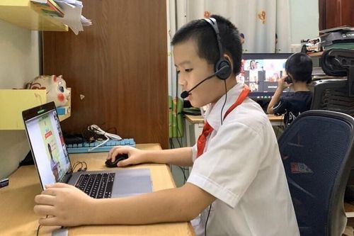 Buổi học trực tuyến đầu tiên: Thầy - trò 'rối' vì nghẽn mạng