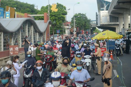 Hà Nội ngày đầu áp dụng phân vùng chống dịch: Phương tiện dồn ứ tại một số chốt kiểm soát