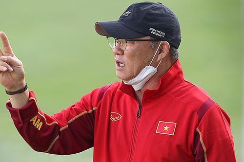 Bóng đá Việt Nam hôm nay: HLV Park Hang Seo gút danh sách đấu Úc. Công Phượng tập cùng U22
