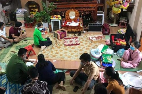 Phát hiện 13 đối tượng hầu đồng trong mùa dịch
