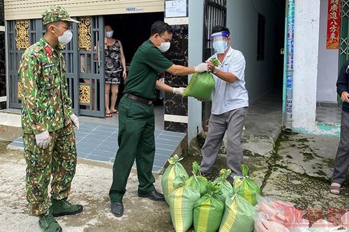 Bình Dương tiếp tục hỗ trợ người khó khăn thuộc 15 phường 'khóa chặt, đông cứng'