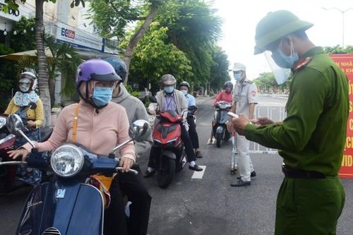 Nới lỏng, chuyển trạng thái chống dịch mới nhưng người ra đường không chủ quan