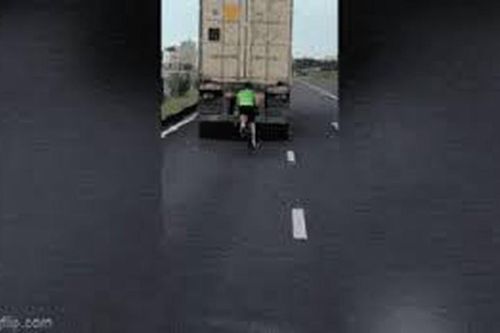 Thót tim cảnh xe đạp liều lĩnh bám đuôi xe container