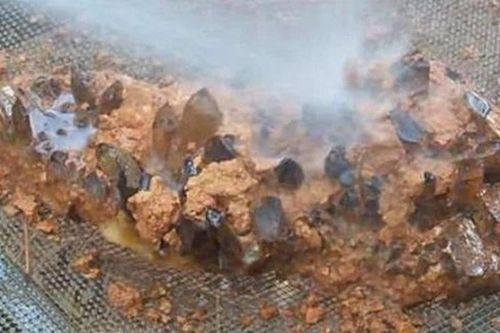Rửa 'cục đất' lạ, người đàn ông lập tức tái mặt vì thấy thứ này